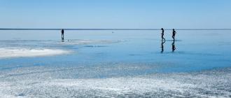 Озеро с соленой водой. Соленые озера россии. Десять самых известных соленых озер